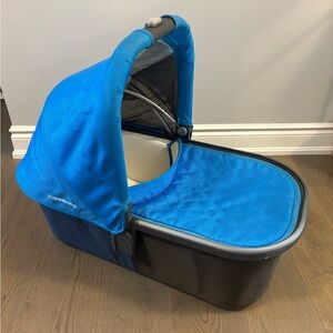 Uppababy turquoise bassinet very good condition ret $450
